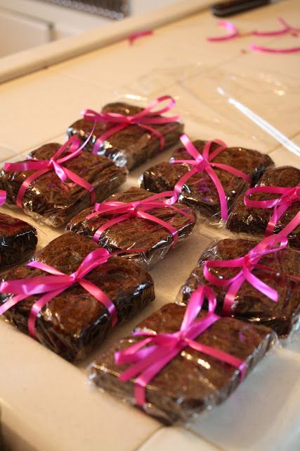 valentines recipes + valentines ideas + Our Valentine's Day, bow wrapped brownies Easy Bake Sale Ideas, Brownie Business, Brownies Decorados, Lemon Bar Cookies, Bake Sale Flyer, Bake Sale Treats, Brownie Packaging, Bake Sale Packaging, Cake Stall