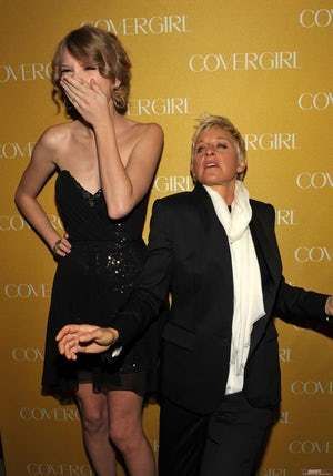 The Height Difference Between ... is listed (or ranked) 1 on the list Times Taylor Swift Was So Tall Taylor Swift Height, Ellen Degeneres Funny, Ellen And Portia, All Things Girly, Taylor Swift Funny, Red Taylor, Ellen Degeneres, Taylor Swift Pictures, Tall Girl