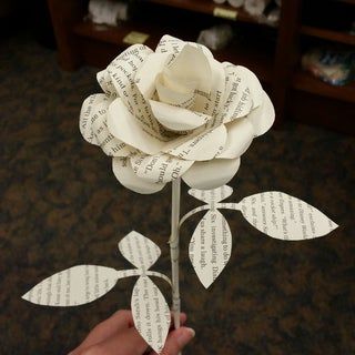 Book Page Roses Bouquet, Book Paper Flowers, Upcycled Books Crafts, Book Page Roses, Book Page Flowers, Sheet Music Crafts, Kerajinan Diy, Old Book Crafts, Book Page Crafts