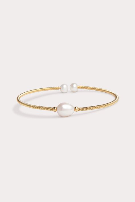 Beaufort Baroque Pearl Bangle - Gold Nice Gold Bracelet, Cute Bangles, Simple Pearl Jewelry, Cute Pearl Bracelet, Cute Gold Jewelry, Pearl And Gold Earrings, Pearl Bangles Gold, Pearl Gold Bracelet, Xmas Wishlist