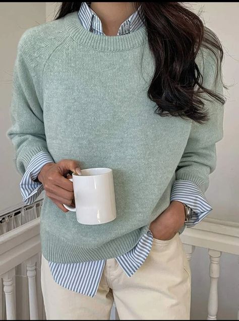 Sweaters With Collared Shirts, Collar Shirt With Sweater, Printed Tshirt Outfit, Collar Outfits, Job Clothes, Ralph Lauren Womens Clothing, Jeans Outfit Winter, Black Dresses Classy, Mode Jeans