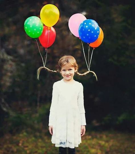 Crazy hair day pigtails with balloons. Wacky Hair Days, Wacky Hair, Scary Halloween Costumes, Crazy Eyes, Crazy Hair Day At School, Crazy Hair Day, Foto Tips, Crazy Hair Days, Kids Black