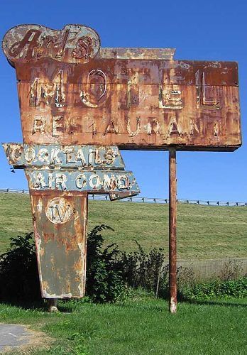 Rusty Sign, Old Neon Signs, Roadside Signs, Abandoned Hotels, Building Signs, Ghost Signs, Vintage Neon Signs, Vintage Industrial Decor, Retro Sign