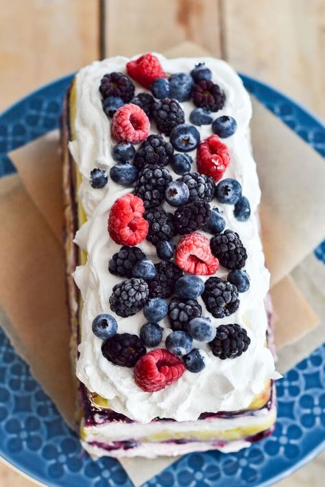 Looking for easy no-bake summer desserts that you can make ahead? This lemon berry icebox cake recipe is made with store bought pound cake, lemon pudding, Cool Whip, and berries for the perfect cool and refreshing summer dessert! And it's pretty too! No Bake Pound Cake Desserts, Lemon Berry Ritz Icebox Cake, Lemon Berry Icebox Cake, Ice Box Cake Recipes, Berry Icebox Cake, Light Summer Desserts, Lemon Icebox Cake, Ice Box Cake, No Bake Summer Desserts