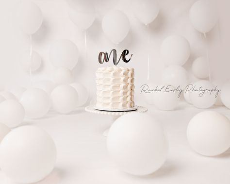 All White Cake Smash Photoshoot, Minimalist 1st Birthday Photoshoot, White Minimalist Cake, Minimalist Cake Smash, White Smash Cake, Simple Cake Smash, White Cake Smash, Cake Minimal, Simple White Cake