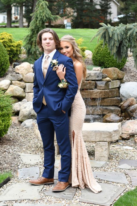 Formal Partner Photos, Homecoming Individual Pictures, Prom Picture Ideas For Couples, Funny Prom Poses, Prom Pictures Ideas, Prom Couple Poses, Couples Homecoming Pictures, Prom Couples Outfits, Couple Prom Pictures