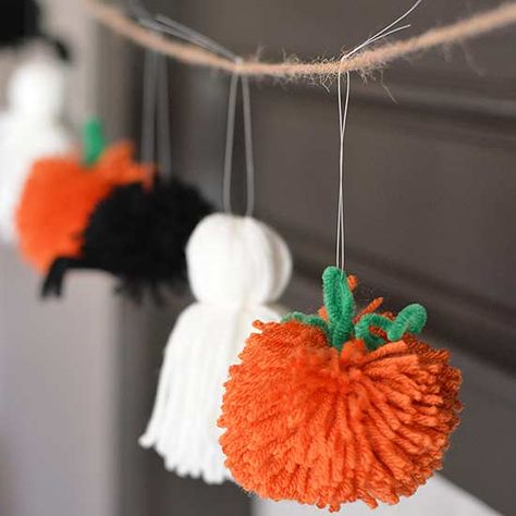 This too-cute-to-be-true garland proves Halloween decor doesn't have to be frightening or eccentric to fit the theme. Make the Halloween craft: Use fishing line to hang yarn spiders, ghosts, and pumpkins to a long string of twine. Tie the fishing line to the twine in loose knots so you can space the critters evenly once you hang the garland on your mantel./ Pom Pom Projects, Halloweenpyssel Barn, Veselý Halloween, Halloween Yarn, Dorms Decor, Halloween Girlande, Dekorasi Halloween, Kerajinan Diy, Marly Bird