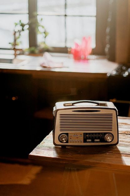 70s Radio Aesthetic, Old Fashioned Radio, Retro Pics Vintage Photos, Old Tape Recorder Aesthetic, Old Radio Photography, Vintage Cassette Aesthetic, Tape Recorder Aesthetic, Old Radio Aesthetic, Vintage Radio Aesthetic