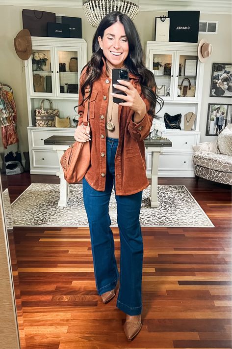 Brown Corduroy Button Up Outfit, Western Leather Jacket Outfit, Western Fall Outfits For Women, Corduroy Jacket Outfit Womens, Warm Western Outfits, Corduroy Shirt Outfit Women, Western Outfits Women Fall, Winter Western Outfits Women, Western Winter Outfits Women