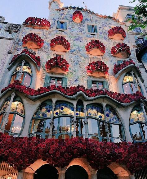 Casa Batlló, Barcelona San Jordi, Antoni Gaudi, Barcelona Travel, Travel Goals, Spain Travel, Travel Inspo, Pretty Places, Travel And Leisure, Places Around The World