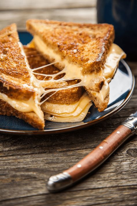 For the ultimate comfort food, nothing beats a grilled cheese sandwich. Make the perfect grilled cheese every time with this tried and true recipe. Microwave Grilled Cheese, Ultimate Grilled Cheese, Perfect Grilled Cheese, Grill Cheese Sandwich Recipes, Classic Grilled Cheese, Cheese Sandwich Recipes, Best Grilled Cheese, Hot Sandwich, Grilled Cheese Recipes