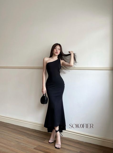 Bpack Dress, Black Dress For Party Classy, Winter Dresses Soiree, Black Dresses For Dinner, Long Dress Outfit Formal, Semi Formal Party Dress, Black Dress Outfit Classy Elegant Formal, Modern Elegance Fashion, Simple Prom Dress With Sleeves