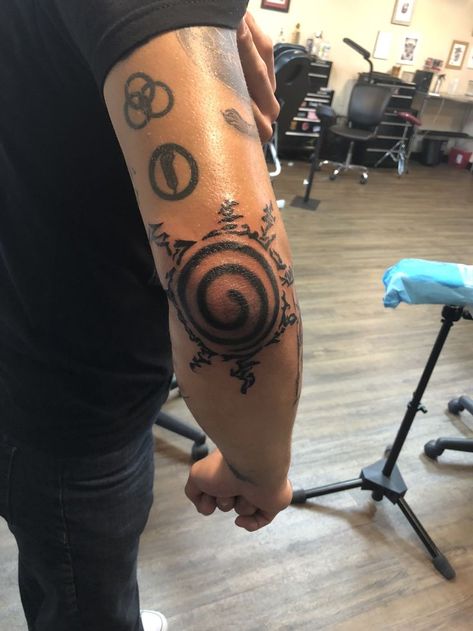 Naruto Seal Tattoo, Naruto Seal, Anime Tats, Gaara Tattoo, Naruto Tattoos, The Hokage, Arm Tattoos For Guys Forearm, Seal Tattoo, Forearm Tattoo Quotes