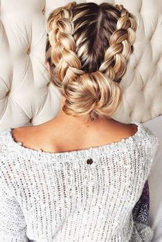 See our ideas of braid hairstyles for Christmas parties! 1950 Hair, 40s Hair, 70 Hair, Holiday Hairstyles Easy, New Braided Hairstyles, Hair Funny, Funny Hair, Shot Hair, 20s Style