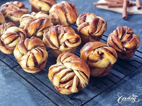 Twisted Cinnamon Rolls - Home Cooking Adventure Cinnamon Rolls Twists, Orange Cinnamon Rolls, Fluffy Rolls, Sweet Roll Recipe, Cinnamon Twists, Winter Treats, Apple Season, Cinnamon Recipes, Cinnamon Milk