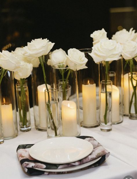 White Rose Bud Vase Centerpiece, Simple Modern Bouquet, Receiving Line Wedding Ideas, Minimalist Wedding Centerpieces Simple, White Roses Table Decor, Romantic Wedding Reception Decorations, Minimal Flower Wedding Decor, Single Stem Roses Wedding Table, Budvase Tablescape Wedding