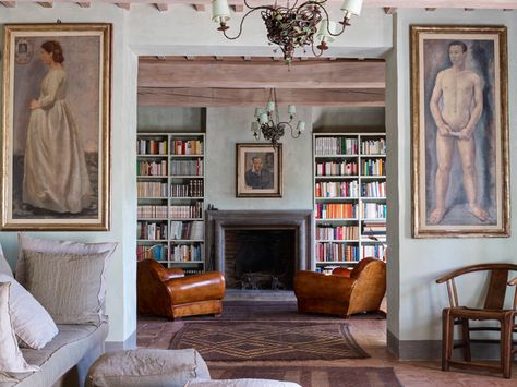 Interior designer Paola Navone used both modern and rustic elements in her restoration of a former Armani exec’s centuries-old Tuscan villa. Italian Villa Interior, Rustic Italian Home Decor, Style Toscan, Rustic Italian Home, French Interior Design, Interior Design Per La Casa, Italian Interior Design, Tuscan Design, Italian Interior