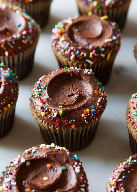 Best Devil's Food Chocolate Cupcakes — Style Sweet Cupcakes With Sprinkles, Devils Food Cupcakes, Cupcakes With Chocolate, Fudge Frosting, Cupcake Recipes Chocolate, Food Chocolate, Devils Food, Oreo Dessert, Food Writing