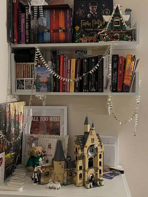 #aesthetic #shelves #fantasyworld #fantasybooks #harrypotterworld #lego Harry Potter Lego Aesthetic, Harry Potter Book Set Aesthetic, Room Ideas Aesthetic Shelves, Harry Potter Lego Display Ideas, Harry Potter Shelves, Harry Potter Aesthetic Room Decor, Autumn Room Aesthetic, Aesthetic Shelves, 90’s Room