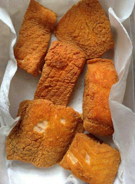 Deep fried salmon Fried Fish Soul Food, Deep Fried Salmon Recipes, Deep Fried Salmon, Salmon Meals, Fried Salmon Recipes, Fish Nuggets, Fried Seafood, Calamari Recipes, Breakfast Slider