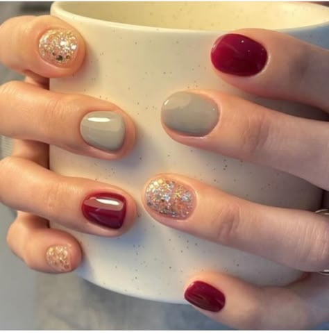 Nail Color Combinations Winter, Short Nails Design Winter, Neutral Christmas Nails Dip, August Dip Nails 2024, Simple Holiday Nail Designs, Shellac Winter Nails, Shellac Nails Christmas, Nail Art Maroon Simple, Christmas Neutral Nails