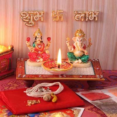 Dhanteras Pooja, Laxmi Ganesh Murti, Lakshmi Pujan, Indian Decor Diy, Laxmi Murti, Rangoli Decoration, Laxmi Idol, Ganesh Lakshmi, Diwali Story