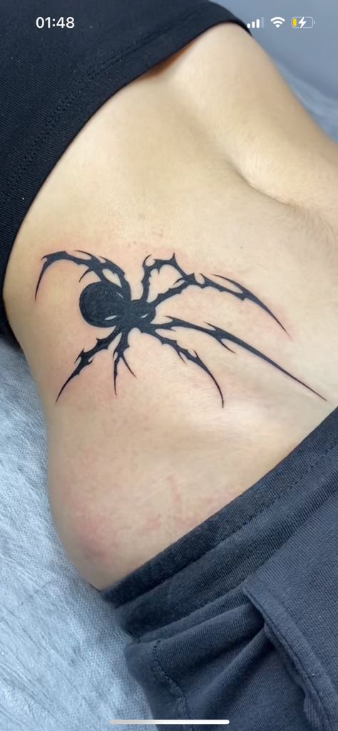 Spider Arm Tattoo Women, Spider Man Back Tattoo, Spiderman Tattoo Design, Tattoo Spiderman, Spiderman Tattoo, Waist Tattoos, Back Tattoos For Guys, Small Tattoos For Guys, Patch Work