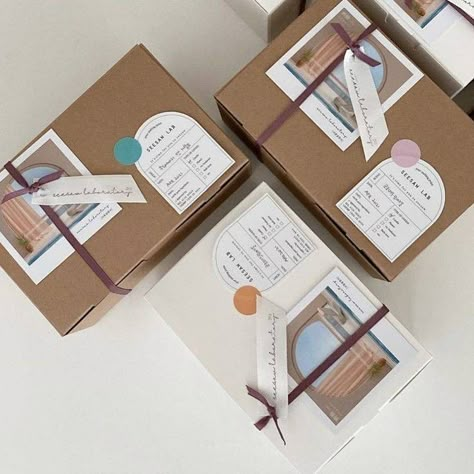 Aesthetic Hampers Packaging, Vintage Packaging Ideas, Aesthetic Box Packaging, Aesthetic Packaging Ideas, Packages Aesthetic, Creative Packaging Ideas, Hampers Packaging, Packaging Aesthetic, Aesthetic Packaging