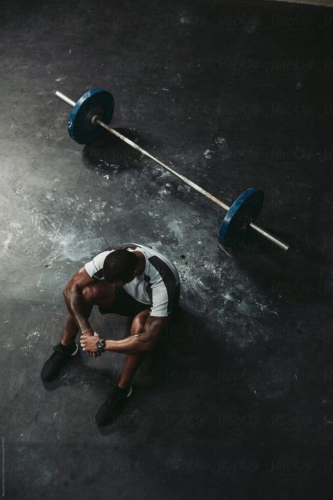 Young, fit black man recovering after training hard in fitness gym - lifting weights by Rob and Julia Campbell for Stocksy United Fotografia Crossfit, Crossfit Photography, Fitness Studio Training, Gym Photoshoot, Basketball Nike, Transformation Fitness, Gym Photography, Fitness Shirts, Gym Poster