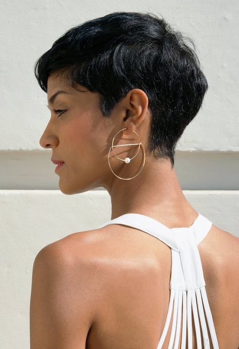 Geometric Hoop Earrings, Stylish Haircuts, Short Wavy, Short Pixie Haircuts, 짧은 머리, Undercut Hairstyles, Short Hair Styles Pixie, Pixie Hairstyles, Pixie Haircut