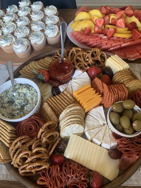 Beef Salami, Hosting Party, Entertaining Platters, Savoury Slice, Appetizer Ideas, Girls Night Party, Charcuterie Recipes, Food Table, Housewarming Party