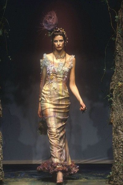 1998 Couture, High Fashion Runway, 90s Runway Fashion, Runway Fashion Couture, Vintage Runway, Runway Outfits, Tattoos Quotes, Fashion Glamour, Christian Fashion