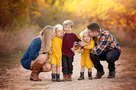 Family Style Guide : 3 Tips for Using Jewel Tones for Fall Photos Jewel Tone Fall Outfits, Jewel Tone Photo Shoot, Jewel Tone Family Photos, Jewel Tone Outfits, Lifestyle Shoot, Jewel Colors, Fall Family Photos, Family Photo Outfits, Photo Outfit