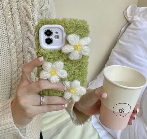 Daisy Iphone Case, Aesthetic Iphone Cases, Crochet Phone Cover, Daisy Phone Case, Plush Flower, Daisy Crochet, Apple Types, Green Phone Case, Crochet Phone Cases