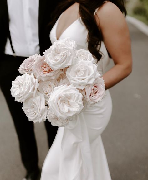 Pretty Wedding Bouquet, White Rose Bridal Bouquet, Brooklyn Bride, Flower Wedding Ring, Winter Wedding Bouquet, Western Clothes, Rose Bridal Bouquet, Wedding Girl, White Bride