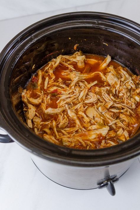 Tender moist Mexican shredded chicken made super easy in the crock pot or slow cooker. These Crock Pot Chicken Tacos are perfect for any taco bar party or taco Tuesday dinner. Mexican Restaurant Shredded Chicken, Chicken Taco Bar Party, Mexican Food Buffet Ideas Party, Tacos For A Crowd Parties, Taco Bar Ideas Buffet, Mexican Food For A Crowd, Taco Potluck, Easy Taco Bar, Tacobar Party