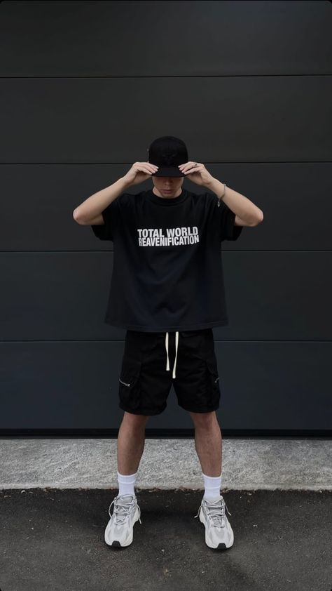 Baggy Gym Outfit Men, Korean Sporty Outfits Men, Korean Sporty Outfits, Cargo Shorts Men Outfits, Dance Men, Sporty Outfits Men, Techno Outfit, Mens Shorts Outfits, Jordan Outfit