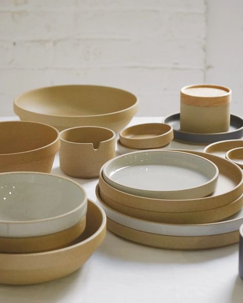 Porcelain and clay blend / Made in Nagasaki, Japan Folk Interior, Earthenware Dinnerware, Earthy Eclectic, Sustainable Kitchen Design, Nagasaki Japan, Dishware Sets, Potters Clay, Amakusa, Hasami Porcelain