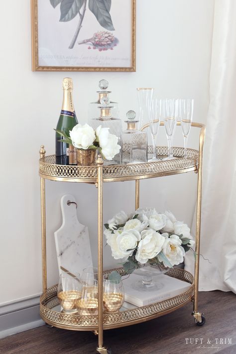 Drinks Cart Styling, Drink Trolley Styling, Bar Trolly Ideas, Bar Cart Living Room Decor, Drink Cart Decor, Home Bar Trolley, Trolly Design Ideas, Bar Trolley Ideas, Bar Cart Decorating Ideas