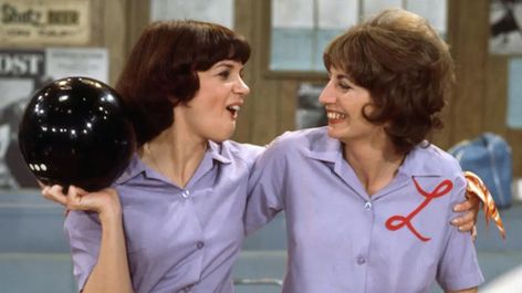 Laverne & Shirley Laverne And Shirley Costumes, Laverne And Shirley, Penny Marshall, Cindy Williams, Laverne & Shirley, 1970s Tv Shows, 70s Tv Shows, Old Shows, Old Tv Shows