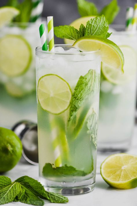 This Mojito Recipe is simple, easy to make, and totally delicious. You will find yourself coming back to this recipe over and over again! Resep Mojito, Mocktail Mojito, Best Mojito Recipe, Mojito Recipe Classic, Resep Koktail, Mojito Ingredients, Mojito Drink, Mojito Recept, Mojito Mocktail