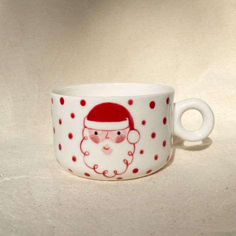 Pottery Painting Ideas Valentines, Christmas Mug Decorating Ideas, Christmas Ceramic Painting Ideas, Christmas Mug Painting Ideas, Christmas Ceramic Mug, Pottery Painting Ideas Christmas, Christmas Pottery Painting Ideas, Christmas Mugs Diy, Christmas Pottery Painting