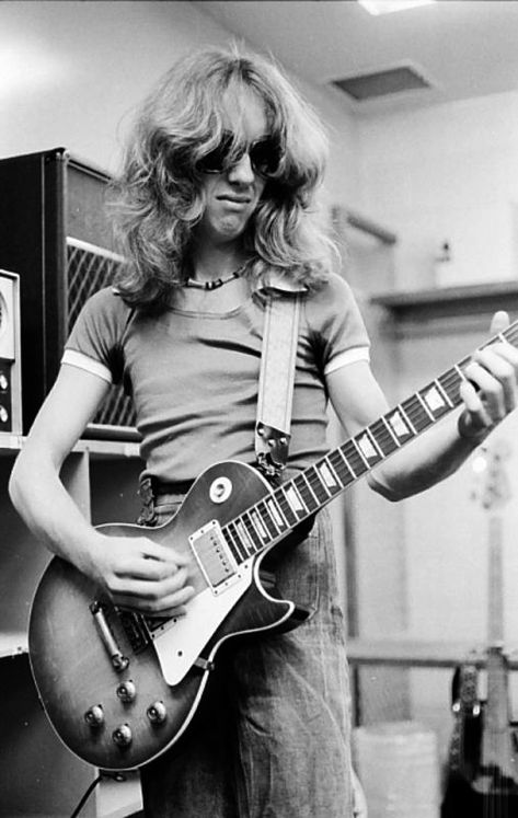 Aerosmith, Brad Whitford backstage 1975 Brad Whitford, Famous Guitars, Pete Townshend, Joe Perry, Smash Or Pass, The Jam Band, Steven Tyler, Classic Guitar, Stuff And Thangs