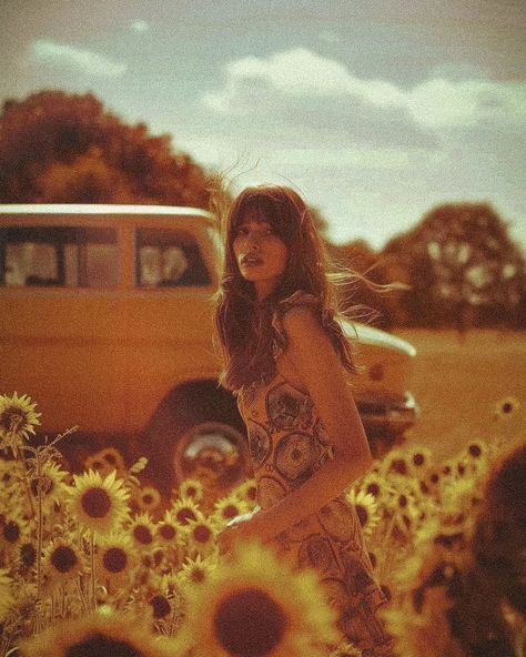 I love sunflowers 🌻🌻 #70s #70srock #vintage70s #70sfashion #70sicon #70shair #70svibe #vintagefashion #vintagestyle #70saesthetic #pinkfloyd #sunflowers #sunflowers🌻 #summervibes Film Vintage Aesthetic, 1960 Aesthetic Fashion, 70s Cult Aesthetic, 70s Girl Aesthetic, Flower Child Aesthetic 70s, 70s It Girl, Seagull Aesthetic, Vintage Photo Aesthetic, 70s Inspired Photoshoot