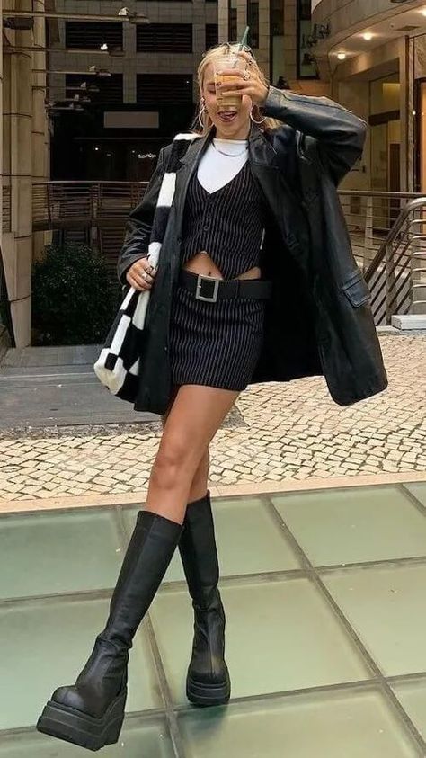 Blazer Going Out Outfit, Black Leather Blazer Outfit, Blazer Outfit Ideas For Women, Black Blazer Outfit Ideas, Style A Black Blazer, Striped Blazer Outfit, Work Outfits Fashion, Edgy Outfits For Women, Edgy Work Outfits