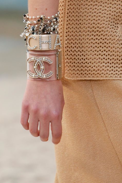 CHANEL RTW SS 2019 #Chanel #ChanelByTheSea #ChanelSpringSummer 2019 #SS19 #KarlLagerfeld | Visit espritdegabrielle.com L'héritage de Coco Chanel #espritdegabrielle Chanel Cuff, Chanel 2019, Moda Chanel, Chanel Spring, Chanel Accessories, Chanel Jewelry, Chanel Fashion, Summer Jewelry, Mode Inspiration