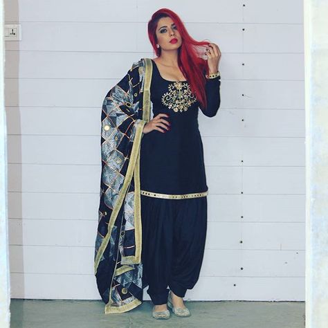 #pintrest@Dixna deol Jasmine Sandlas, Punjabi Wedding Suit, Patiyala Dress, Patiala Suit Designs, Punjabi Models, Patiyala Suit, Outfits Indian, Punjabi Fashion, Punjabi Outfits