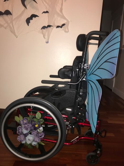 Wheelchair costume Decorated Wheelchair Ideas, Cool Wheelchair Design, Cool Wheelchairs, Wheelchair Customization, Mobility Aid Decoration, Decorated Mobility Aid, Decorated Wheelchair, Mobility Aids Aesthetic, Wheelchair Cosplay