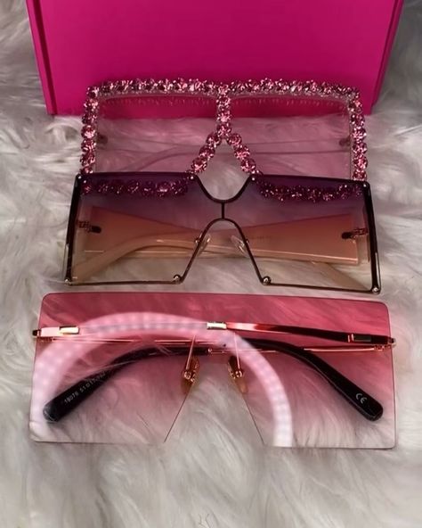 𝐏𝐈𝐍𝐓𝐄𝐑𝐄𝐒𝐓: 𝐓𝐑𝐄𝟒𝐍𝐀𝐉𝐀𝐇🖤 Cute Sunnies, Boujee Accessories, Baddie Glasses, Baddie Accessories, Bling Glasses, Pretty Sunglasses, Luxury Glasses, Expensive Jewelry Luxury, Trendy Glasses