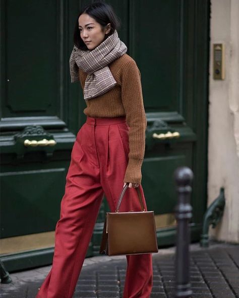 Florence M✨Fashion Consultant on Instagram: “New Monday, new week, new goals 💪❤️ . . . #inspiration #inspirational #inspirationstyle #look #lookideas #lookstyle #lookinspiration…” Red Trousers, Paris Fashion Week Street Style, Looks Street Style, Stil Inspiration, Street Style Paris, Nova York, Modieuze Outfits, Red Pants, Autumn Street Style